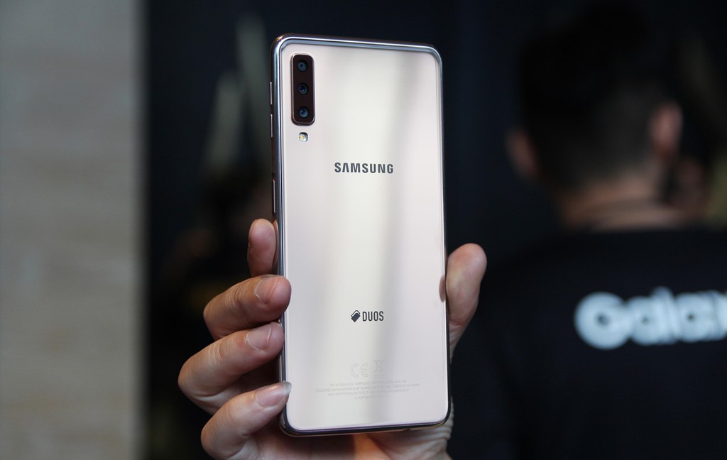 Review dòng Samsung Galaxy A7 mới ra mắt ở Việt Nam: Lần đầu có 3 camera sau